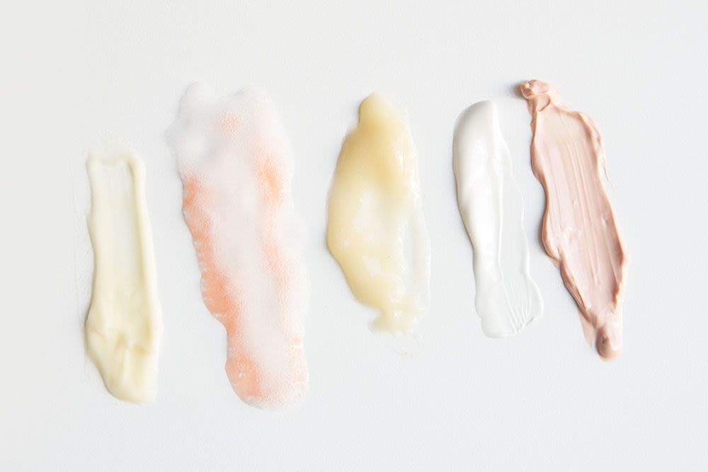 Trước khi bắt đầu sử dụng bất kì sản phẩm nào, nàng cần đảm bảo rằng mình đã hiểu rõ về công dụng của chúng. Không ít bạn quan niệm rằng, sử dụng 2 sản phẩm có cùng 1 công dụng sẽ gia tăng gấp đôi hiệu quả. Đồng thời rút ngắn thời gian điều trị. Thế nhưng, chính quan niệm sai lầm này đã giết chết làn da của bạn. Khi sử dụng 2 sản phẩm khác nhau. Nhưng có cùng 1 công dụng khiến da bạn phải chịu gấp đôi tác động của các hoạt chất đó. Như Retinol và BHA-phổ biến dưới dạng acid salicylic, đều là những hoạt chất mạnh. Khi kết hợp có thể khiến da bị khô tróc, nổi mẩn ngứa và cực kỳ nhạy cảm dưới ánh sáng mặt trời.