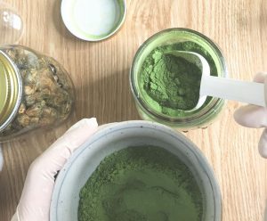 Màu và mùi của sản phẩm phụ thuộc vào màu và mùi của nguyên liệu. Nhưng màu của nguyên liệu lại phụ thuộc vào vụ mùa thu hoạch  Mùi hương ít đa dạng, đặc trưng thảo mộc  Sản phẩm có Hạn sử dụng ngắn, cần chú ý trong bảo quản  Cần thời gian để thấy hiệu quả trên da 