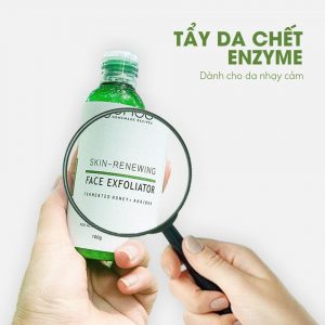 Nhãn hàng mỹ phẩm thiên nhiên The Beauty Of Jones là thương hiệu tạo ra các dòng sản phẩm chuyên dành cho da mụn nhạy cảm và mẹ bầu. Tuy là mỹ phẩm thiên nhiên đến từ Việt Nam nhưng tất cả thành phần sản phẩm đều được chọn lọc kĩ lưỡng, trải qua quy trình sản xuất nghiêm ngặt và đã đạt được chứng nhận an toàn từ bộ y tế. Tẩy tế bào chết Enzyme là sản phẩm nhận được nhiều phản hồi tích cực chỉ ngay sau khi ra mắt được vài ngày.  Dành cho bạn nào chưa biết Enzyme là gì. Enzyme có nguồn gốc từ trái cây như đu đủ, bí ngô, dứa, lựa,... và không có có axit hay các hạt mát xa. Điều này cho thấy enzyme sẽ tẩy da chết trên da một cách nhẹ nhàng hơn. Enzyme là một lựa chọn tốt cho những bạn có làn da nhạy cảm hoặc đã từng dùng qua các sản phẩm tẩy da chết từ axit, hạt nhưng không phù hợp. Thành phần chính: Tẩy da chết enzyem của The Beauty of Jones chiết xuất từ các acid trái cây, hoàn toàn không chứa cồn và thân thiện với làn da nhạy cảm.  Ưu điểm: Lấy đi lớp tế bào sừng trên da một cách dịu nhẹ.Khắc phục tình trạng sần da Tái tạo da, giúp bề mặt da rạng rỡ và mịn màng hơn Làm sạch & thông thoáng lỗ chân lông. An toàn, thiên nhiên, phù hợp cho da mụn nhạy cảm và mẹ bầu. Nhược điểm: Vì là sản phẩm từ thiên nhiên nên hiệu quả chậm. Cần kết hợp với các thói quen chăm sóc da đúng cách hằng ngày để đạt hiệu quả nhanh chóng hơn. Sản phẩm không chứa chất bảo quản nên thời hạn sử dụng ngắn. 18 tháng khi chưa mở năp và dùng tốt nhất từ 3 đến 6 tháng sau khi mở nắp.