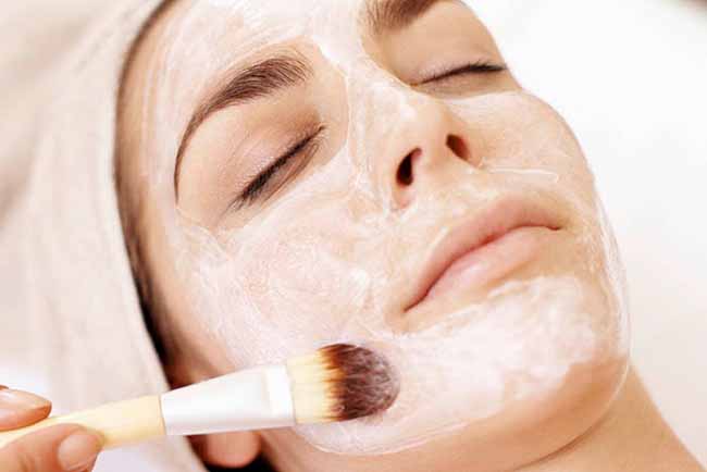 Bột Cám Gạo được sử dụng trong làm đẹp để làm trắng mịn da.