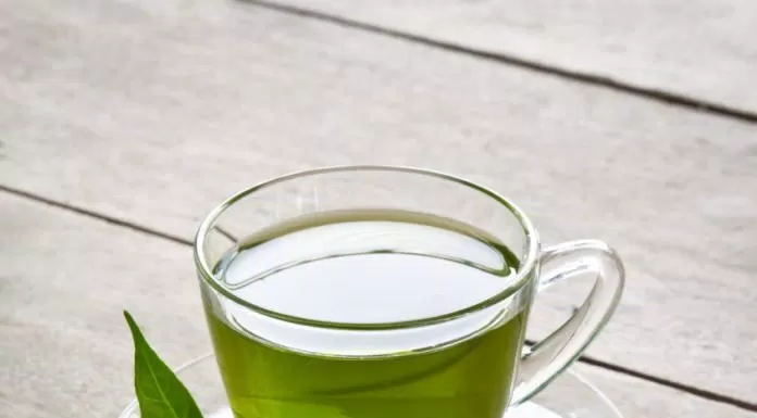 nước chè xanh chống nắng