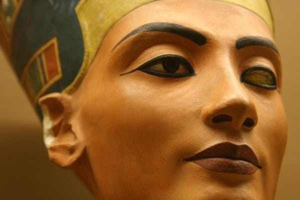 Những kiểu làm đẹp tự dồn mình vào chỗ chết của phụ nữ thời xưa