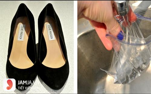 Cách làm rộng giày bằng nước