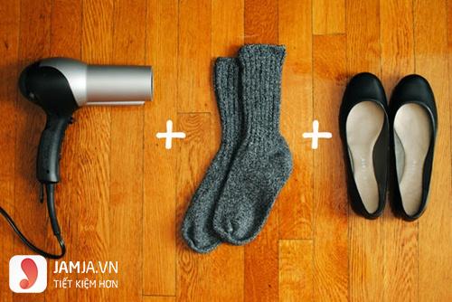 Cách làm giày rộng ra bằng tất và máy sấy tóc