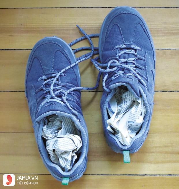 Cách làm giày rộng ra bằng giấy và rượu2