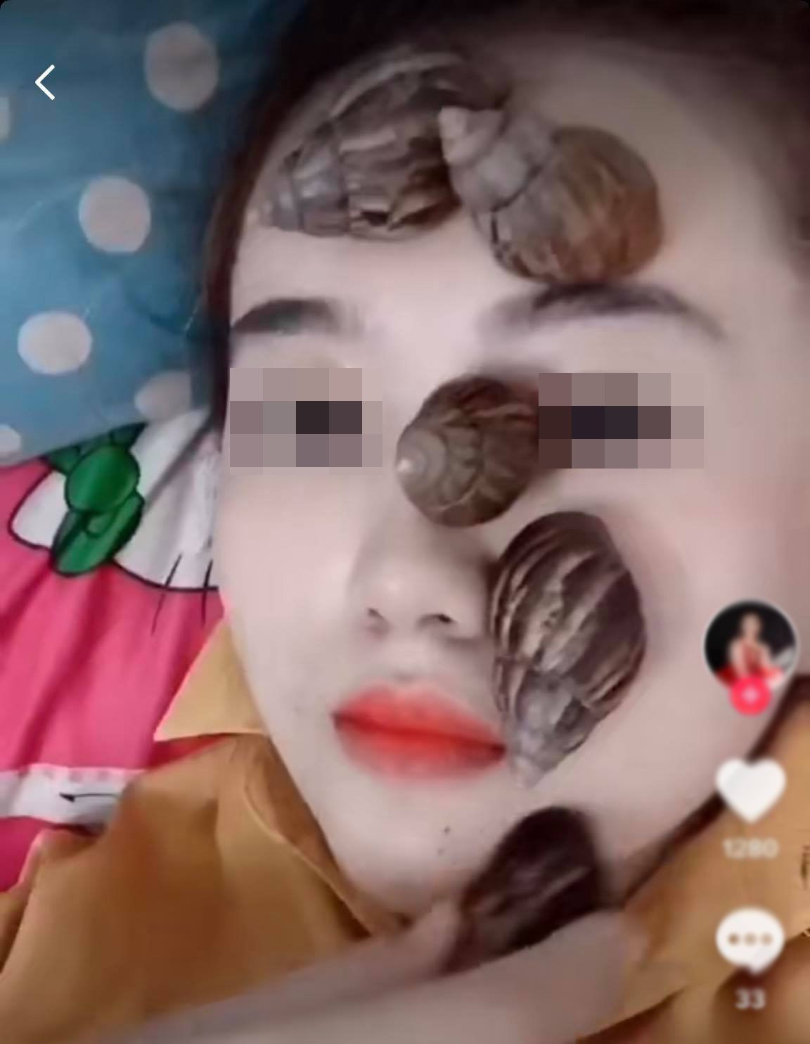 Bắt ốc sên ngoài vườn dưỡng da, hai cô gái làm ai cũng amp;#34;thót timamp;#34; vì quá mạo hiểm - 4