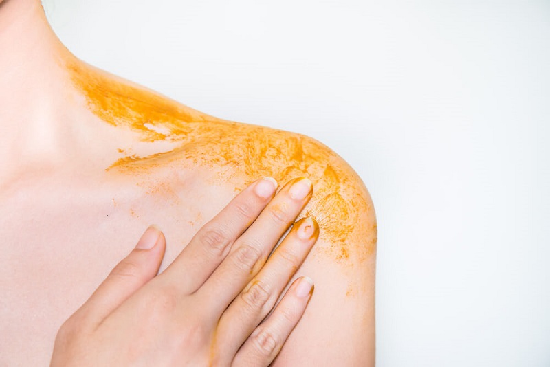 Trắng mịn toàn thân với cà chua và tinh bột nghệ