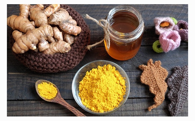 Rượu nghệ kết hợp với mật ong làm se khít lỗ chân lông, ngăn ngừa vết thâm 