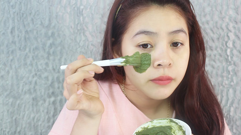 Đắp mặt nạ chuối xanh trị nám