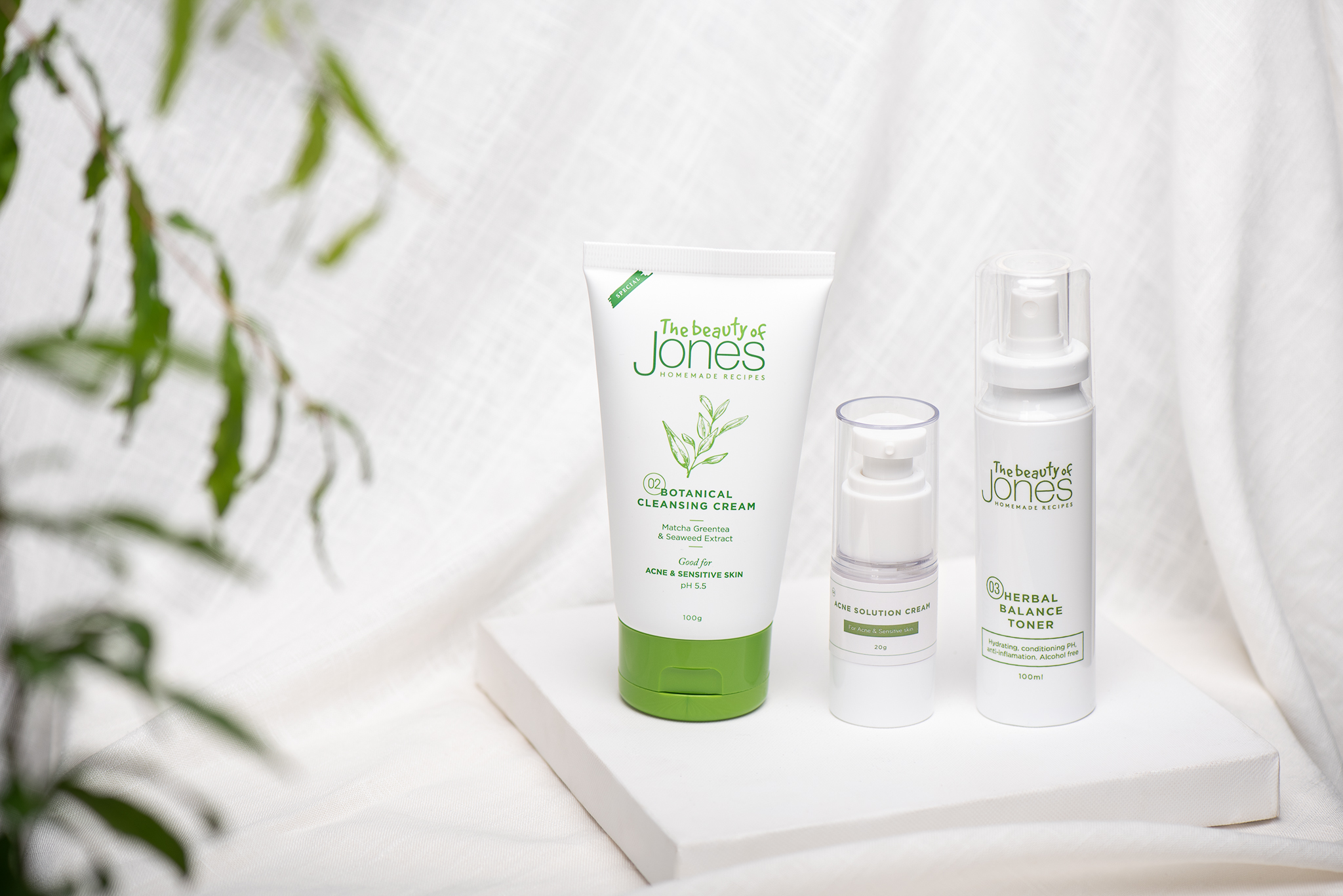 Sửa rửa mặt trà xanh tảo biển – Botanical Cleansing Cream với độ pH 5,5 phù hợp cho da nhạy cảm. Thành phần chính là trà xanh và tảo biển giúp bạn làm sạch, kiềm dầu, hỗ trợ trị mụn cám. Dầu tẩy trang Squalane đường mía – Bio Cleansing Oil dịu nhẹ. Với thành phần chính từ Squalane đường mía giúp làm sạch lớp bụi bẩn và dầu thừa trên da. Có thể sử dụng sản phẩm này để tẩy trang mắt môi luôn nhé! Toner hoa cúc – Herbal Balance Toner cấp ẩm tức thời. Thành phần chính Cúc Xuxi và Cúc La Mã giúp cấp ẩm, hỗ trợ làm dịu, làm sạch da mụn.