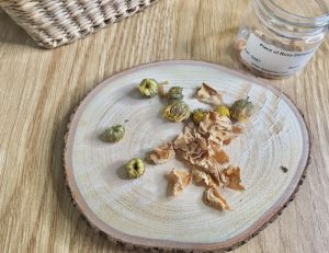 Mỹ phẩm thiên nhiên có nguồn gốc từ: Dược liệu, thảo mộc đã được nghiên cứu ứng dụng làm nguyên liệu trong các sản phẩm chăm sóc da  Đạt chuẩn canh tác: Không phun xịt thuốc trừ sâu, chất tăng trưởng, nguồn đất và nước sạch  Được tuyển chọn từ vụ mùa và tới tuổi thu hoạch  Mỹ phẩm thiên nhiên đúng như tên gọi của nó, thành phần chủ yếu trong các loại mỹ phẩm này có nguồn gốc từ hoa quả, thực vật, khoáng chất. Đây đều là thành phần từ thiên nhiên với nguồn dinh dưỡng dồi dào. Ngoài ra, có một số sản phẩm chiết xuất từ rễ cây, lá, thân cây cỏ có tính chất dược học nên còn có thể điều chế làm thuốc trị liệu, sản phẩm nuôi dưỡng da.