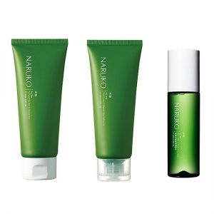 Ra mắt từ 2010. Naruko đã chứng minh được hiệu quả từ các sản phẩm và được ưa chuộng không chỉ ở Đài Loan mà còn ở nhiều quốc gia châu Á như: Malaysia, Singapore, Trung Quốc, Việt Nam,… +Tea Tree Purifying Clay Mask & Cleanser In 1: sữa rửa mặt dạng bùn 2 trong 1 chiết xuất tràm trà thích hợp cho làn da dầu mụn. Sữa rửa mặt có công dụng: Làm sạch sâu, cân bằng dầu trên da. Ngăn ngừa mụn mụn trứng cá Kết cấu dạng bùn có hạt nhỏ liti giúp mát xa da mặt làm thông thoáng lỗ chân lông. Hỗ trợ tẩy tế bào chết loại bỏ nhờn thừa, tạp chất.  Có thể dùng hằng ngày hoặc sử dụng như mặt nạ bùn 2 lần/tuần. +Toner Naruko Tea Tree Shine Control & Blemish: Chiết xuất tinh chất tràm trà giúp kháng viêm, dịu da và trị mụn Salycilid Acid (BHA): tẩy da chết hóa học, làm sạch sâu lỗ chân lông ngăn ngừa mụn. Zin PCA kiểm soát lượng dầu trên da, điều tiết bã nhờn. Ngoài ra còn có chiết xuất cây phỉ chống oxy hóa cao, trị mụn và chống lão hóa.  +Tinh dầu trị mụn tràm trà: Thành phần chính là tràm trà có công dụng kháng khuẩn, ngăn ngừa sự phát triển của mụn. Làm sạch lỗ chân lông, cải thiện tình trạng gia, giảm thiểu mụn tái phát.  Hầu hết các sản phẩm trong bộ trị mụn của Naruko đều sở hữu thành phần chính là tràm trà. Có lẽ vì vậy mà hiệu quả trị mụn đặc biệt là mụn viêm sưng của sản phẩm hiệu quả cao. Nhược điểm duy nhất là mặt hàng này khá là khan hiếm tại Việt Nam, có lẽ vì vậy mà giá thành sản phẩm tương đối cao. 