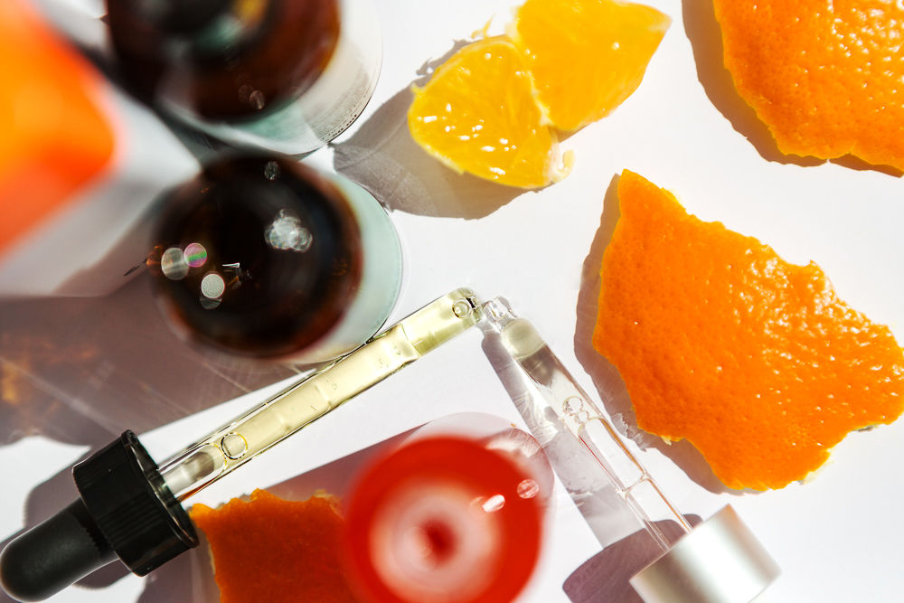 Về chức năng thì Vitamin C và AHA/BHA rõ ràng là không giống nhau. Vitamin C được biết đến như thần dược dưỡng trắng, se khít lỗ chân lông, ngăn ngừa lão hóa. Trong khi đó, AHA/BHA là chất giúp tẩy da chết, làm sạch sâu và thông thoáng lỗ chân lông. Nghe qua thì thấy nếu các thành phần này kết hợp chẳng phải là tạo ra một sản phẩm gần như là toàn diện hay sao. Vậy lý do gì chúng lại có mặt trong danh sách không thuộc về nhau này? Theo nghiên cứu của chuyên gia, AHA/BHA sẽ làm thay đổi nồng độ Vitamin C. Đồng thời vô hiệu hóa các hoạt chất của Vitamin C. Từ đó, các chức năng hoạt động của Vitamin C bị suy giảm và công dụng của AHA/BHA cũng bị giảm theo. 