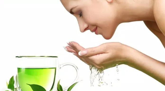Rửa mặt bằng nước chè xanh