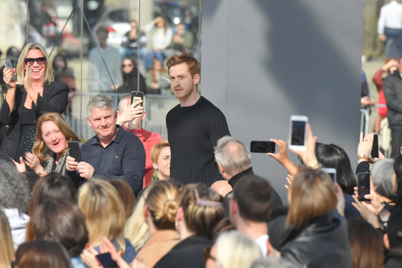 daniel lee dam nhiem giam doc sang tao burberry - 4