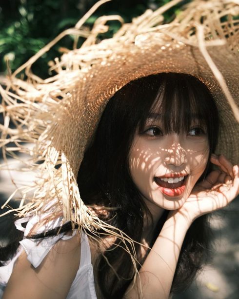 Khi được hỏi về bí quyết giữ gìn sắc vóc tươi trẻ của mình, Ngu Thư Hân chia sẻ rằng cô ăn nhiều rau và trái cây ít đường, hạn chế tinh bột, đồng thời chọn ngũ cốc nguyên hạt, gạo lứt thay vì gạo trắng thông thường. Ảnh: @estheeerrrrr.