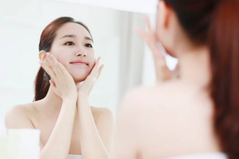 Benzoyl Peroxide giúp chăm sóc da, ngăn ngừa mụn trứng cá bằng cách tẩy tế bào chết cho da. Ảnh: Getty images.