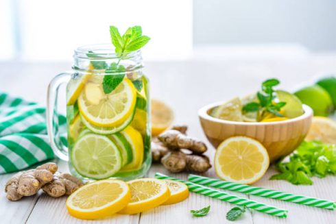 Nước detox chanh gừng là một loại nước detox đem đến công dụng giảm cân, giúp trẻ hóa làn da, bổ sung hoạt chất có lợi cho quá trình thải độc. Ảnh: Getty images.