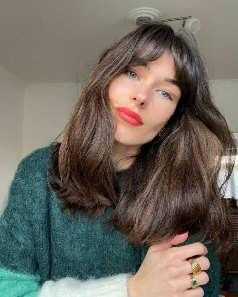 Ảnh: Kiểu tóc này có thể được uốn sóng rất nhẹ, hoặc không, nhưng luôn có chút rối bời, đầy tự nhiên. Madame Figaro Hong Kong.