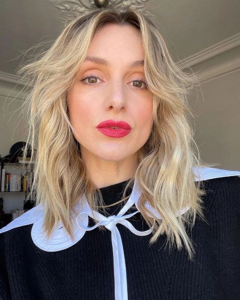 Tóc mái rẽ làm đôi, được tỉa đuổi về phía mang tai, tạo thành hình dáng như hai bên rèm cửa dù để tóc suôn thẳng hay uốn xoăn đều mang nét cổ điển, lãng mạn. Ảnh: damri.edu.