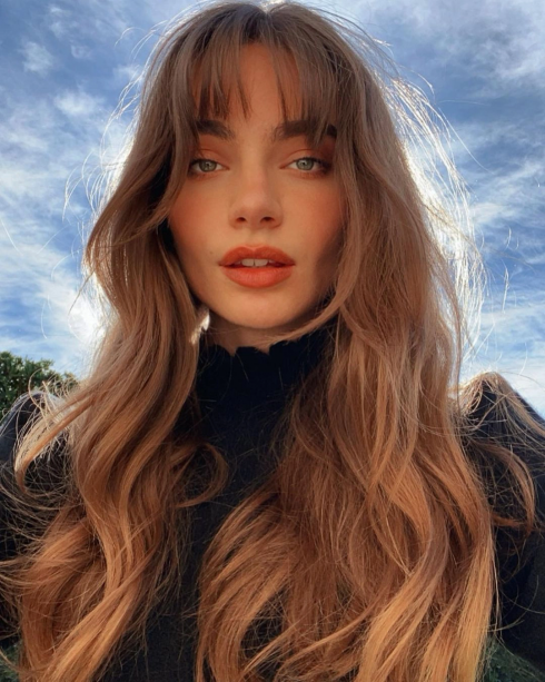 Phong cách của phụ nữ Pháp luôn toát lên vẻ nhẹ nhàng, trang nhã với mái tóc dài, xoăn nhẹ. Ảnh: We Hear It.