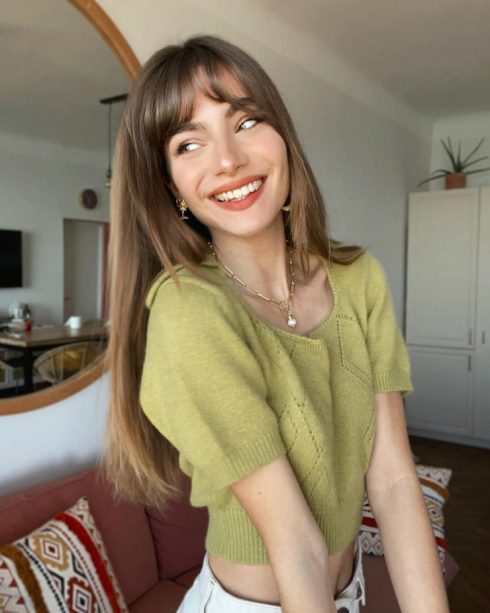 Chẳng riêng gì phụ nữ châu Á, các quý cô người Pháp cũng rất “kết” tóc dài mái bằng. Ảnh: Listal.