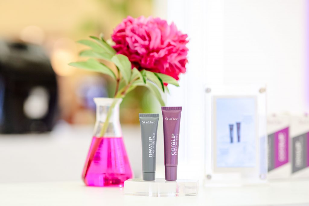 Kem dưỡng tái cấu trúc giúp chăm sóc đôi môi. Kem dưỡng tái cấu trúc giúp chăm sóc đôi môi.