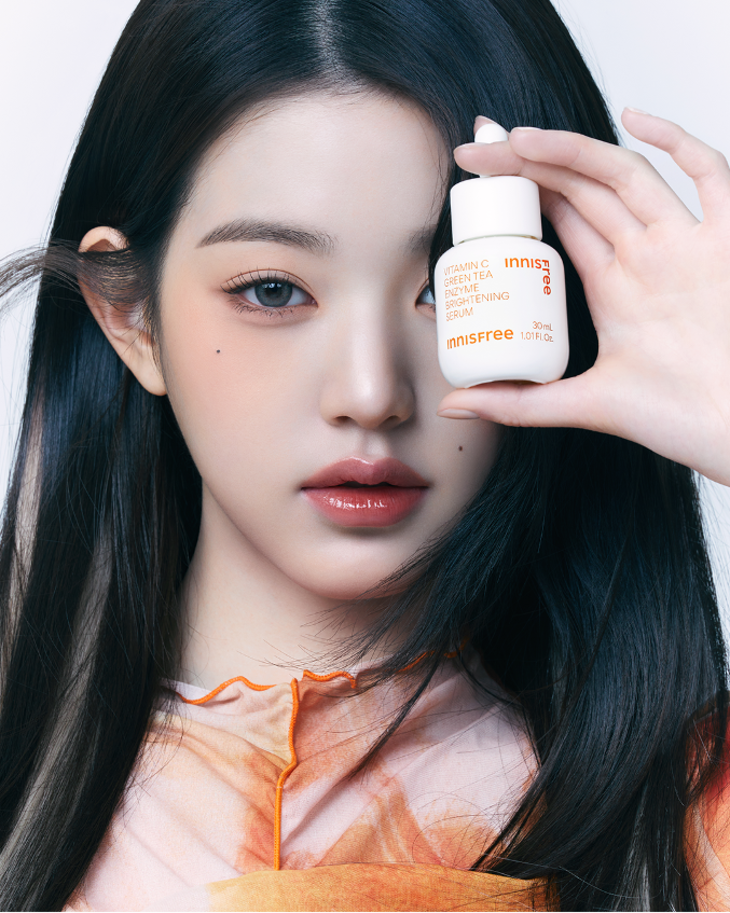 Wonyoung cùng sản phẩm serum vitamin C. Wonyoung cùng sản phẩm serum vitamin C.